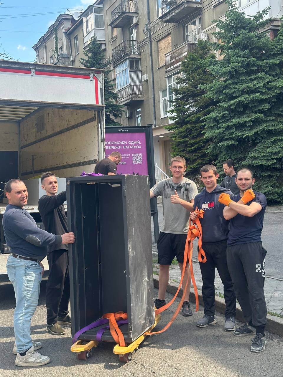Вантажники ВантажTime Харків біля вантажівки з сейфом — такелажні роботи, перевезення сейфів.